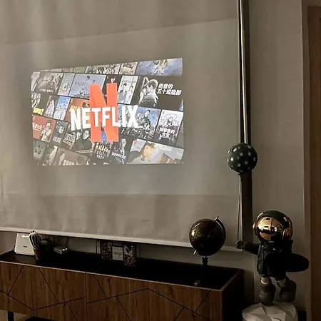 شقة Lujo 10 Pax Proyector, Maquina Arcade Y Patinetes