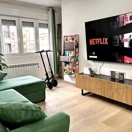 Lujo 10 Pax Proyector, Maquina Arcade Y Patinetes شقة